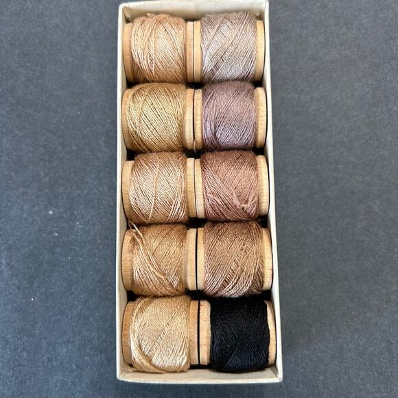 J & P Antique 1940's Mending Floss Assortment A-47 in Original Box - Picture 3 of 9